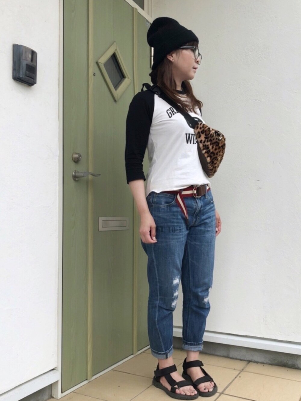 「春夏コーデ、プチプラ、シンプル、大人カジュアル、ニット帽、ラグランTシャツ、デニム、スポーツサンダル、メガネ女子、ootd」｜「しまむらのアイテム（ニットキャップ/ビーニー、ブラック系）」を使った、SAYAKA.sさん（レディース・156cm）の春コーディネートの1枚目の写真