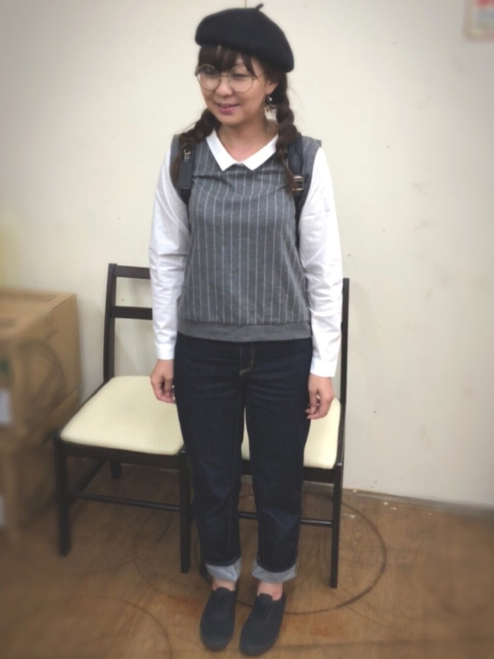 「春コーデ、プチプラ、シンプル、大人カジュアル、ベレー帽、レイヤードスタイル、シャツスタイル、GU、メガネ女子、ootd」｜「地球文化屋のアイテム（ハンチング/ベレー帽、ブラック系）」を使った、SAYAKA.sさん（レディース・156cm）の春コーディネートの1枚目の写真