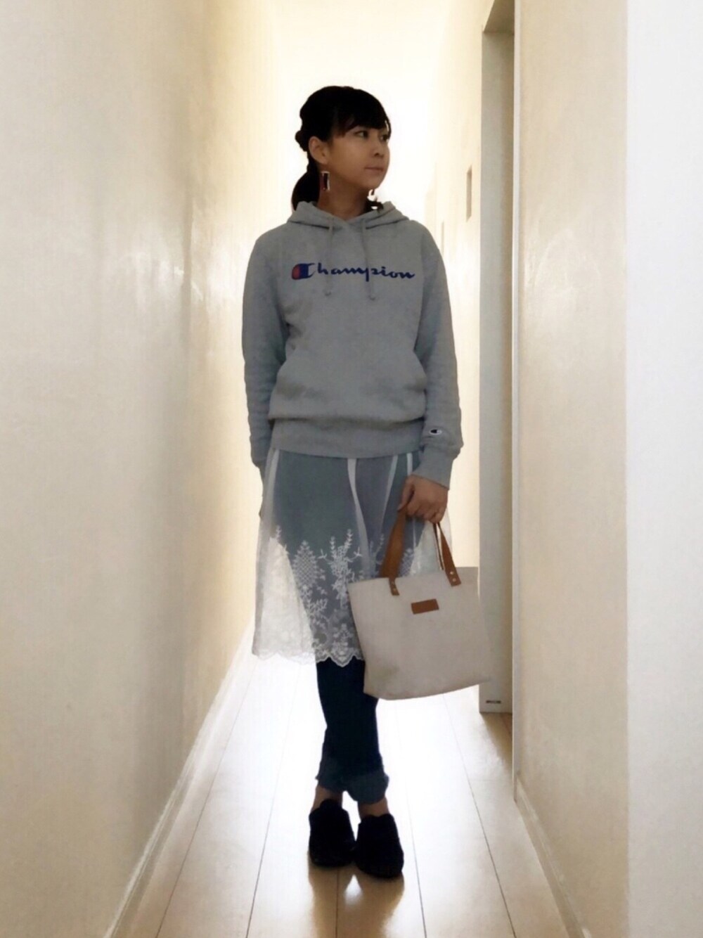 「春コーデ、プチプラ、シンプル、大人カジュアル、パーカー、デニム、レース、シースルー、おしゃれさんと繋がりたい、ootd」｜「Handmadeのアイテム（ピアス（両耳用）、その他）」を使った、SAYAKA.sさん（レディース・156cm）の春コーディネートの1枚目の写真