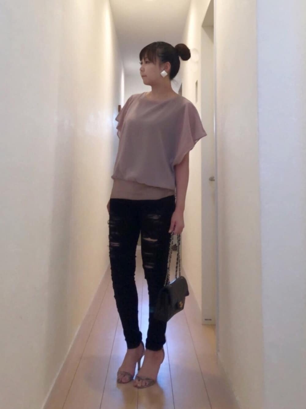 「春夏コーデ、プチプラ、シンプル、大人カジュアル、シースルー、ダメージスキニー、ストラップサンダル、おだんごヘアー、おしゃれさんと繋がりたい、ootd」｜「DAISOのアイテム（イヤリング、ゴールド系）」を使った、SAYAKA.sさん（レディース・156cm）の夏コーディネートの1枚目の写真