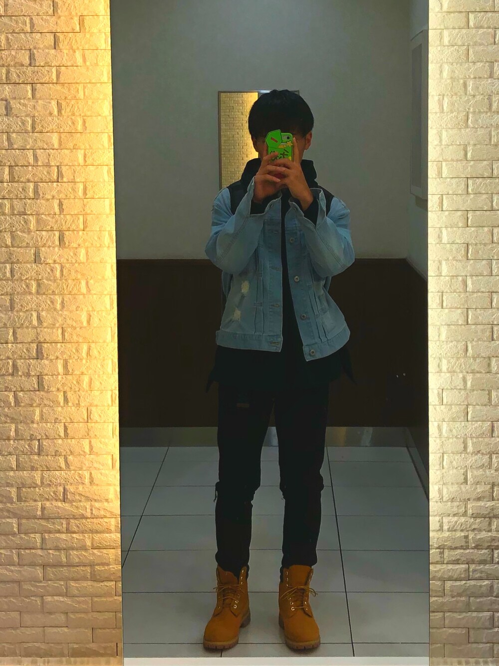 「デニム、ブラック、Timberland」｜「WEGOのWEGO/ダメージデニムジャケット（デニムジャケット、ブルー系）」を使った、ゆのさん（メンズ・167cm）の秋コーディネートの1枚目の写真