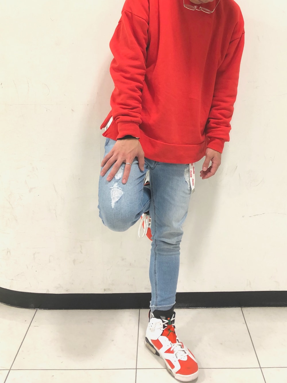 「ビッグシルエット、スキニー、ガチャベルト、デニム、ストリート、NIKE、jordan6」｜「AIR JORDANのJORDAN AIR JORDAN 6 RETRO BG(384665-145)【ジョーダン エア ジョーダン 6 レトロ ボーイズグレート】（スニーカー、ホワイト系）」を使った、ゆのさん（メンズ・167cm）の春コーディネートの1枚目の写真