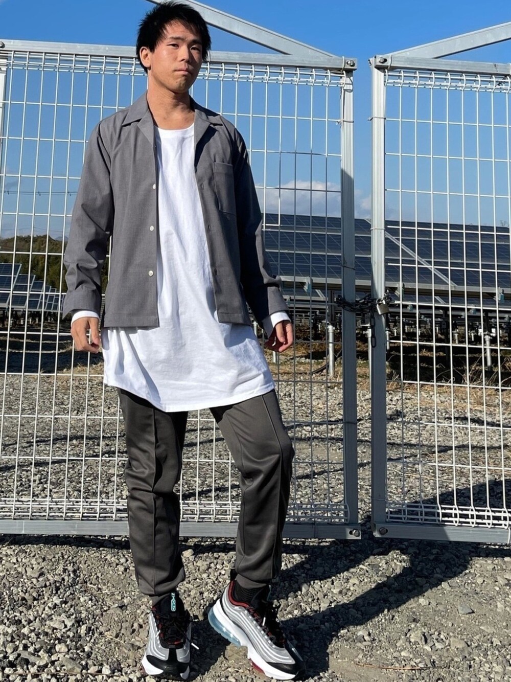 ホワイト系のTシャツ/カットソー、ホワイト系のスニーカーを着用したメンズの冬コーディネートの1枚目の写真