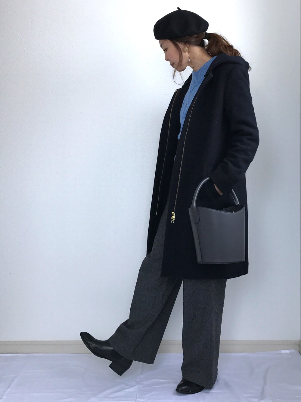 ブルー系のニット/セーター、ブルー系のその他アウター、グレー系のショルダーバッグを着用したレディースの冬コーディネートの1枚目の写真