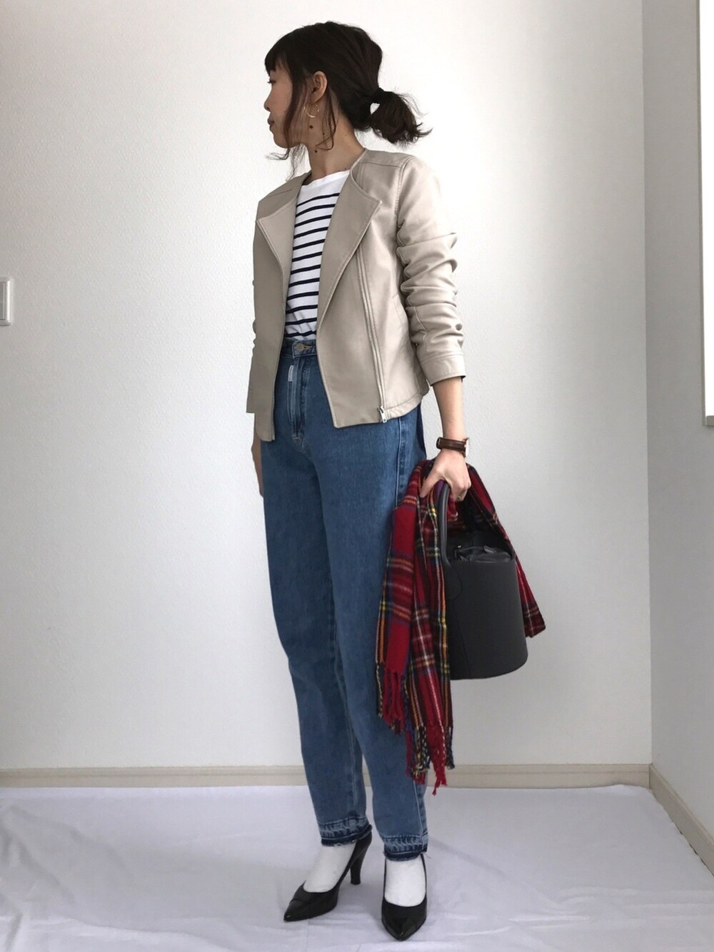 「ノーカラージャケット、ライダース、デニム、パンプス、ベージュ、バケツバッグ、チェックストール、白ソックス、きれいめカジュアル、ボーダートップス」｜「AZUL by moussyのツインフープピアス（ピアス（両耳用）、ゴールド系）」を使った、IKUmamaさん（レディース・159cm）の冬コーディネートの1枚目の写真