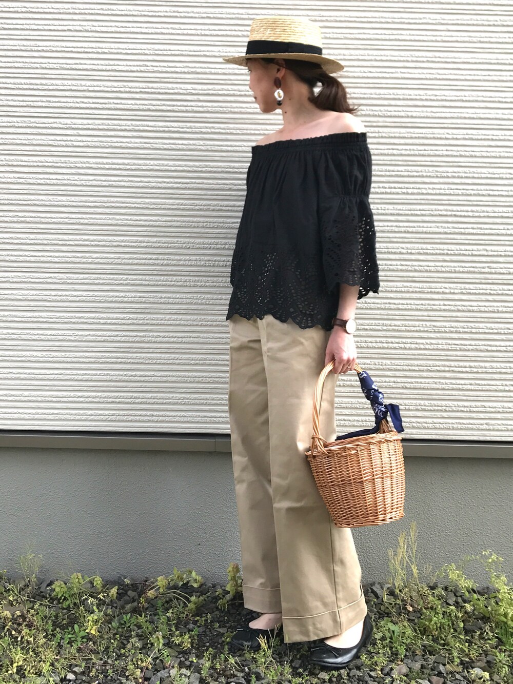 ブラック系のシャツ/ブラウス、ブルー系のかごバッグ、ベージュ系のチノパンツを着用したレディースの春コーディネートの1枚目の写真