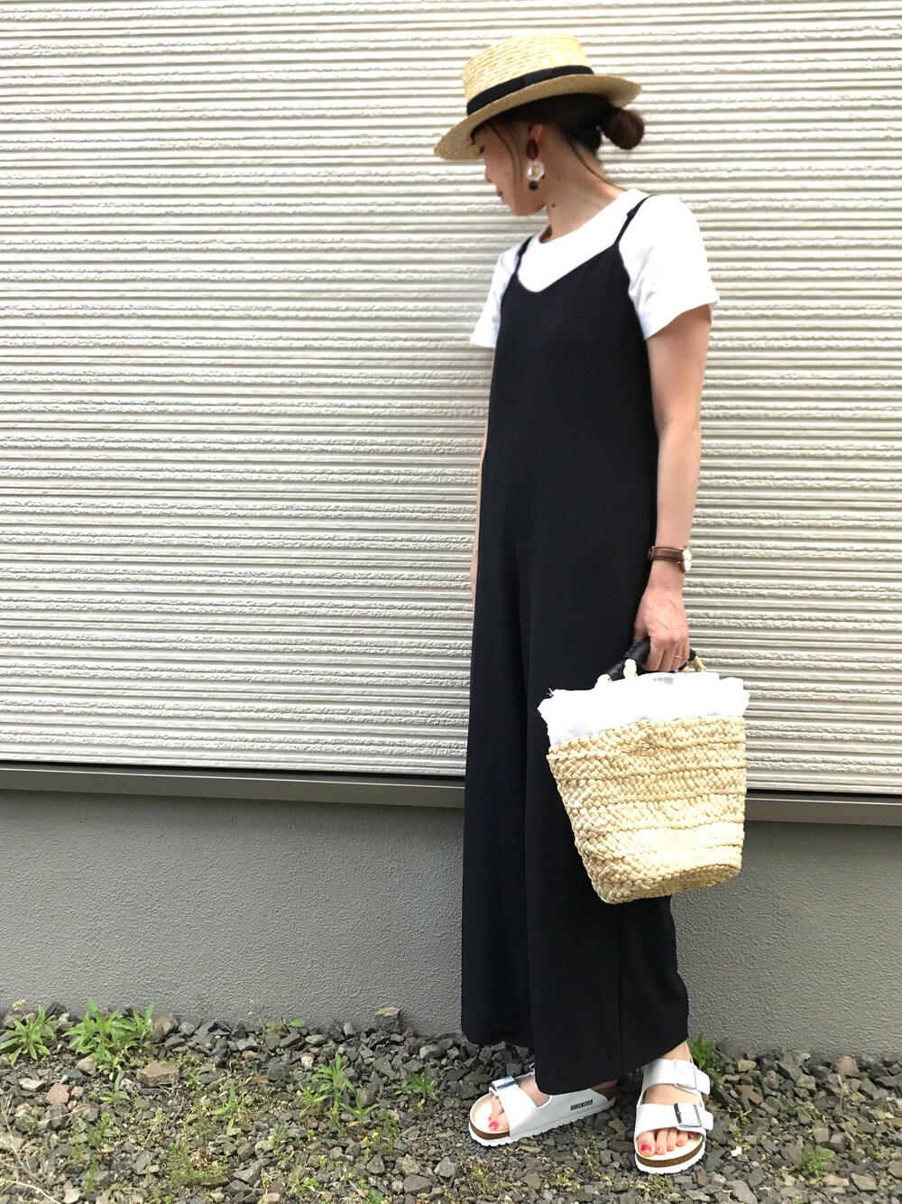 ホワイト系のTシャツ/カットソー、ブラック系のつなぎ/オールインワン、ホワイト系のかごバッグを着用したレディースの夏コーディネートの1枚目の写真
