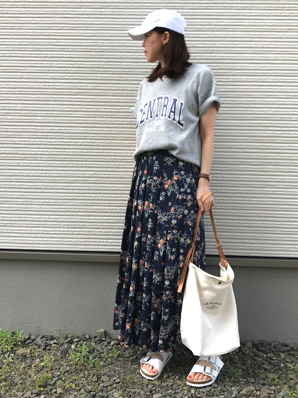 「大人カジュアル、ホワイト、マキシスカート、花柄スカート、ARIZONA、birkenstock、gooutwith、Arizona EVA、キャップ、ロゴT」｜「newhattanのNEW HATTAN/ニューハッタン ツイル6パネルキャップ　ラルフキャップ　ポロキャップ（キャップ、ホワイト系）」を使った、IKUmamaさん（レディース・159cm）の夏コーディネートの1枚目の写真