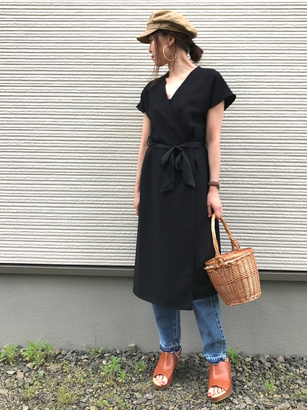 「大人カジュアル、サンダル、デニムパンツ、キレイめ、カシュクールワンピース、キャスケット、ブラック、かごバッグ、サボ、フープピアス」｜「LEPSIMのマリンキャスケットSS　745531（キャスケット、ベージュ系）」を使った、IKUmamaさん（レディース・159cm）の夏コーディネートの1枚目の写真