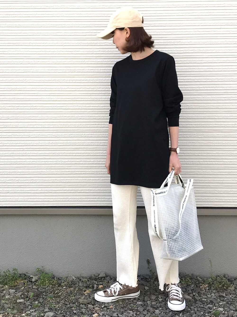 ブラック系のTシャツ/カットソー、ホワイト系のショルダーバッグ、ホワイト系のその他パンツを着用したレディースの春コーディネートの1枚目の写真