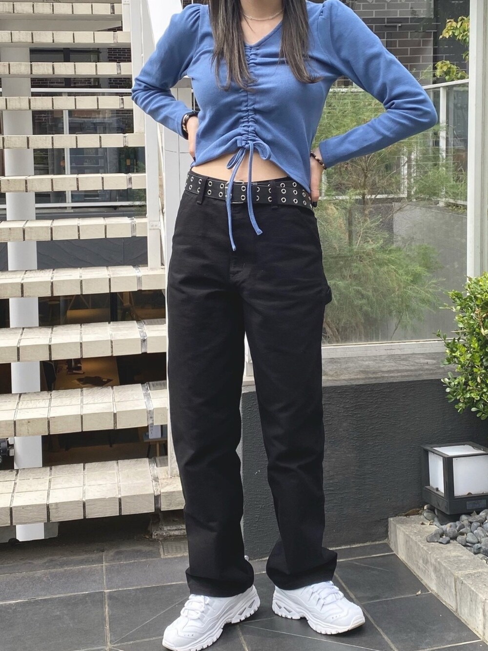 「ストリートコーデ、シンプル、大人カジュアル、韓国ファッション、ブラック、carhartt、ダッドスニーカー、ootd、ストリート、ストリートMIX」｜「WEGOのWEGO/フロントドロストリブTシャツ（Tシャツ/カットソー、ブルー系）」を使った、YUKAさん（レディース・167cm）の秋コーディネートの1枚目の写真