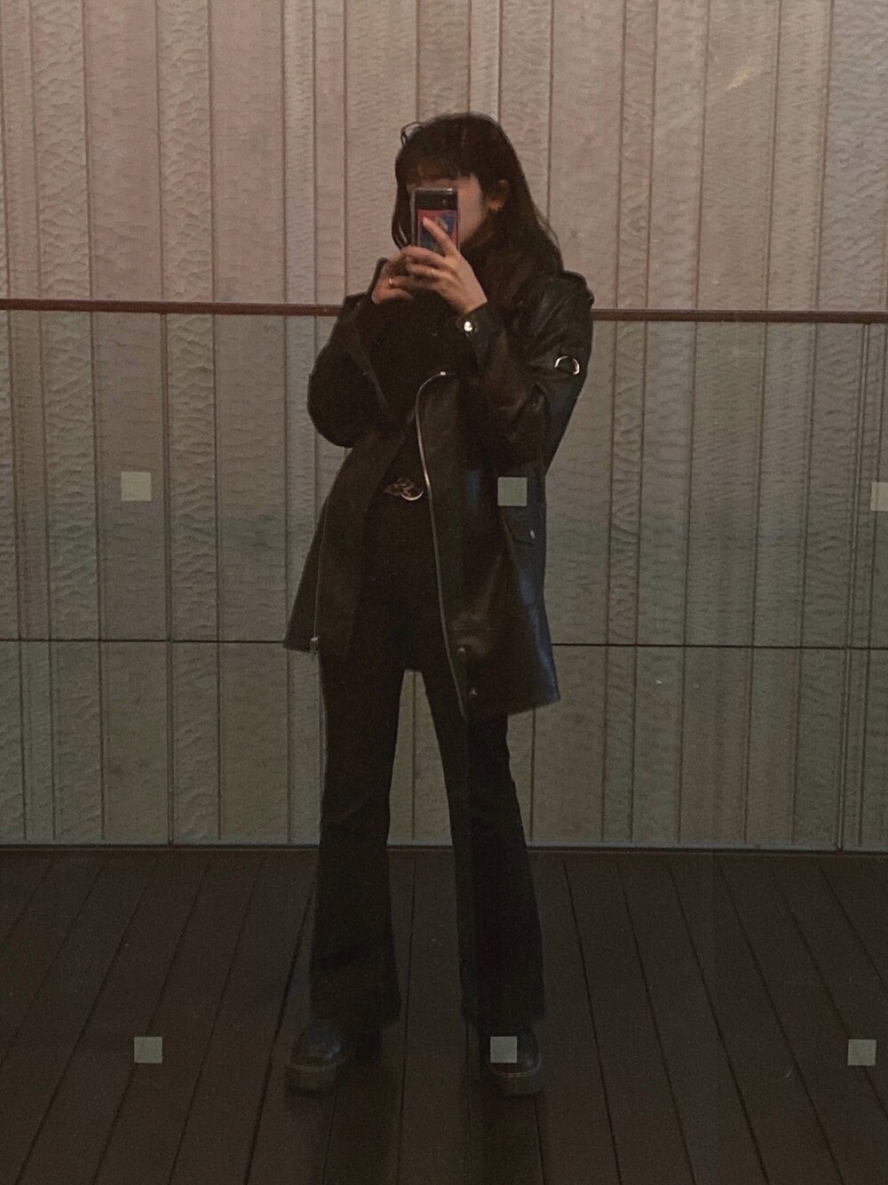 「オールブラック、ブラックコーデ、ワントーンコーデ、フレアパンツ、Dr.Martens、黒、めがね、レザージャケット、ブラック、モード」｜「FOREVER 21のアイテム（ジャケット/アウター、ブラック系）」を使った、YUKAさん（レディース・167cm）の春コーディネートの1枚目の写真