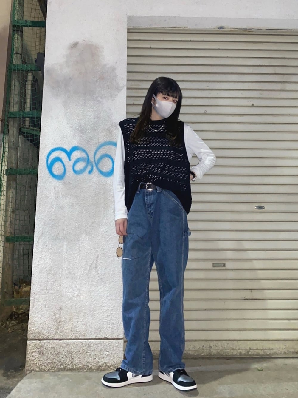 「春、ベスト、デニムパンツ、デニム、春コーデ、ロンT、カジュアル、カジュアルストリート、NIKE、AIR JORDAN」｜「Leeのアイテム（デニムパンツ、ブルー系）」を使った、YUKAさん（レディース・167cm）の春コーディネートの1枚目の写真