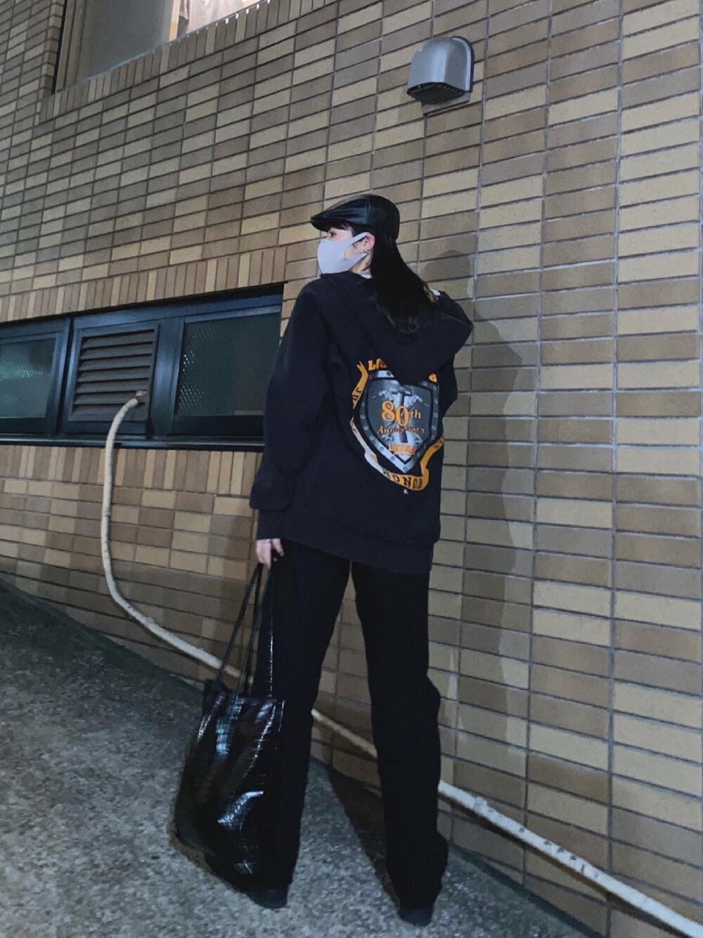「古着、古着MIX、ワントーンコーデ、ブラックコーデ、carhartt、ハンチング、ジップパーカ、パーカー、パーカーコーデ、シンプル」｜「LAGUA GEMのアイテム（ハンチング/ベレー帽、ブラック系）」を使った、YUKAさん（レディース・167cm）の春コーディネートの1枚目の写真