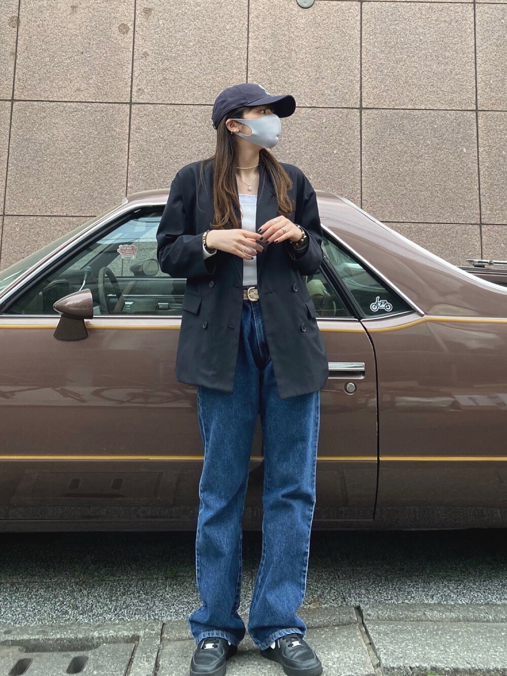 「デニムコーデ、デニム、リーバイス、ジャケットコーデ、ジャケット、春コーデ、オトナカジュアル、スニーカーコーデ、カジュアル、キャップ」｜「Levi'sのアイテム（デニムパンツ、ブルー系）」を使った、YUKAさん（レディース・167cm）の春コーディネートの1枚目の写真