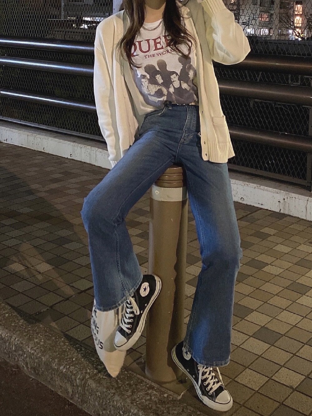 「シンプル、カジュアルコーデ、カーディガン、フレアデニム、フレアパンツ、デニム、コンバース、Tシャツ、バンドT、古着MIX」｜「Leeの【毎日履きたい】スニーカー　フレアーデニムパンツ（デニムパンツ、ブルー系）」を使った、YUKAさん（レディース・167cm）の春コーディネートの1枚目の写真