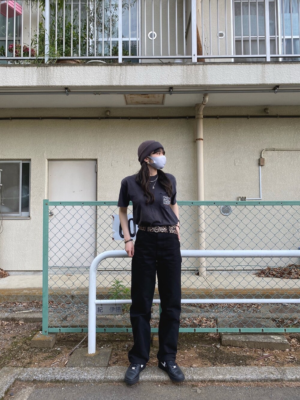 「carhartt、HARLEY-DAVIDSON、ビーニー、メンズライク、ストリート、ブラック、AIR FORCE 1、レオパード、Tシャツ、スニーカー」｜「CarharttのCarhartt ウォッシュドダックパンツ（チノパンツ、ブラック系）」を使った、YUKAさん（レディース・167cm）の夏コーディネートの1枚目の写真