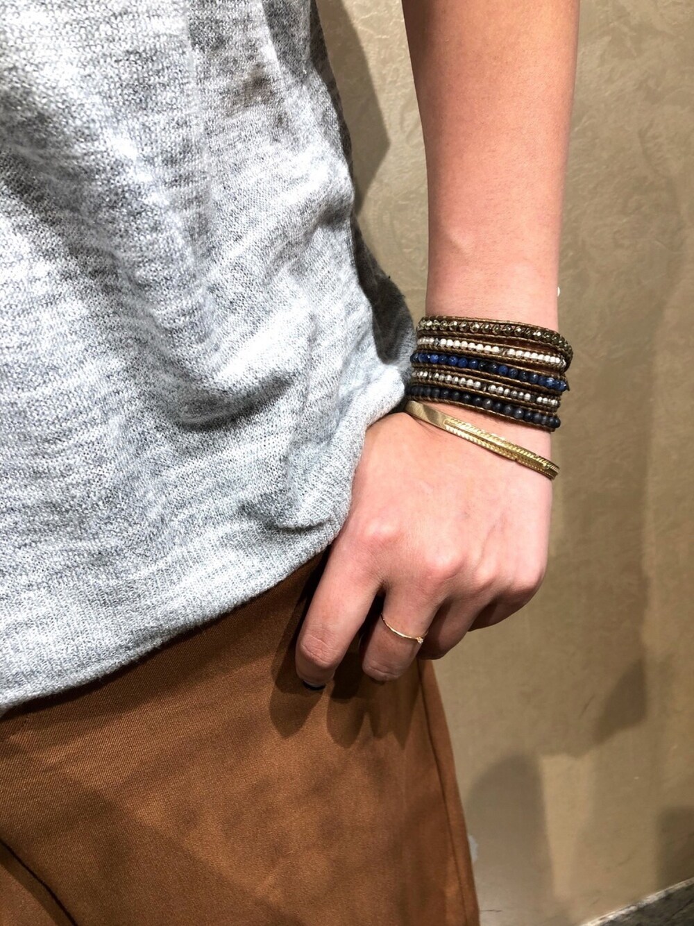 「チャンルー、CHANLUU、ブレスレット、ラップブレスレット、重ね付け、コーディネート、秋色、新作」｜「CHAN LUUのクリスタルフェザー ゴールドバングル（バングル/リストバンド、ゴールド系）」を使った、CHAN LUU 伊勢丹新宿店さん（レディース・165cm）の秋コーディネートの1枚目の写真