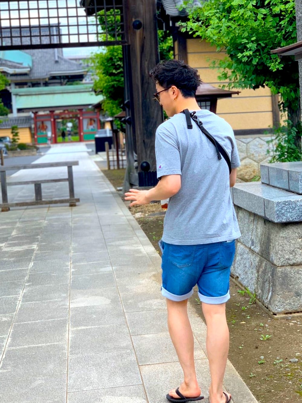 「休日スタイル、きれいめカジュアル、ストリート、ショートパンツ、サーフスタイル、おしゃれさんと繋がりたい、グレーTシャツ、デニムパンツ、Tシャツ」｜「Championの2020S/S Champion/チャンピオン ワンポイント クルーネック Ｔシャツ（Tシャツ/カットソー、ホワイト系）」を使った、tetsuroさん（メンズ・169cm）の夏コーディネートの1枚目の写真