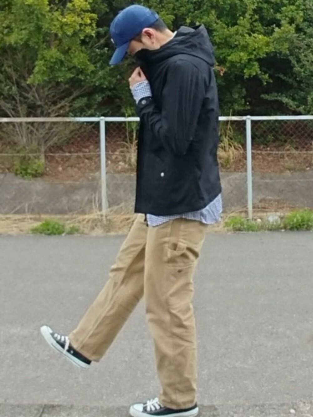 ブラック系のモッズコート、ブルー系のシャツ/ブラウス、ベージュ系のその他パンツを着用したメンズの春コーディネートの1枚目の写真