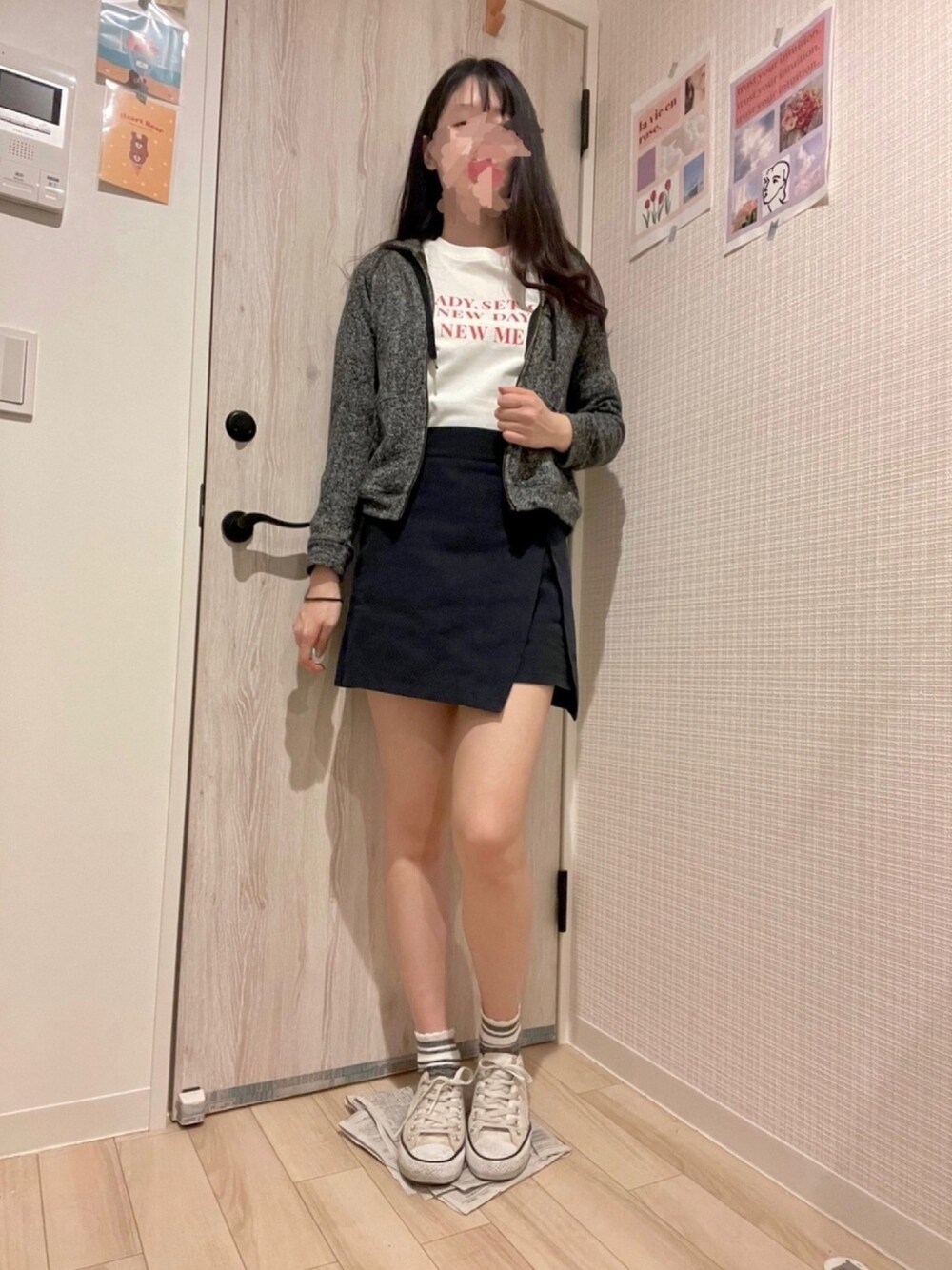「春、カジュアル、おしゃれさんと繋がりたい、プチプラ、白スニーカー、ミニスカート」｜「GUのアイテム（Tシャツ/カットソー、ホワイト系）」を使った、MISAKIさん（レディース・166cm）の春コーディネートの1枚目の写真