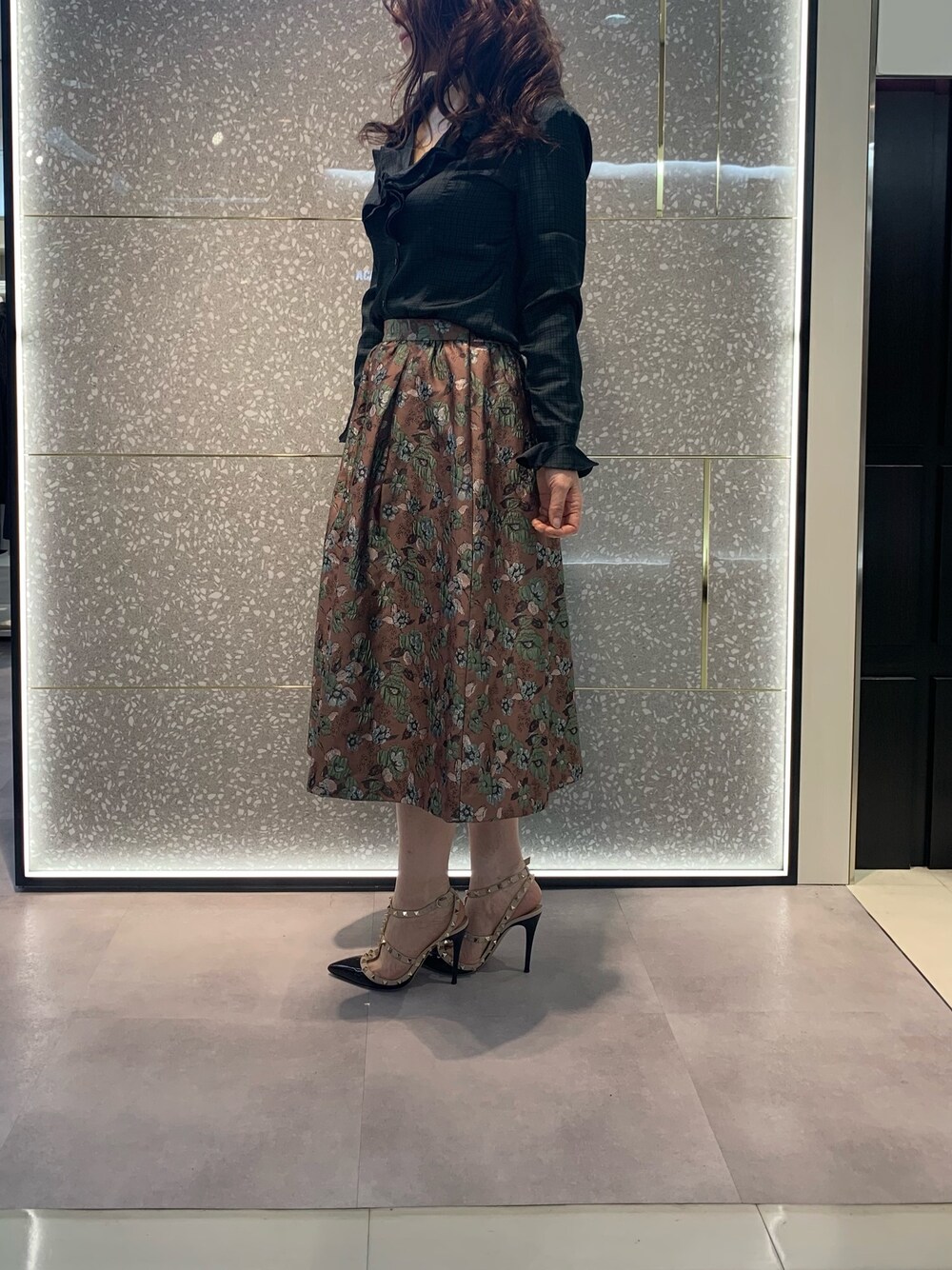 「花柄スカート、大人ガーリー、ミドリ、ジャガードスカート、きれいめスタイル、ミモレ丈スカート、フリルブラウス、幾何学柄、イタリア、レストラン」｜「NARACAMICIEのアイテム（シャツ/ブラウス、グリーン系）」を使った、uminoannzennさん（レディース・165cm）の秋コーディネートの1枚目の写真