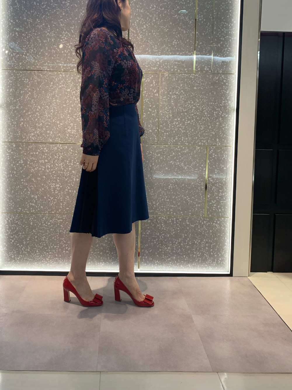 「サイドプリーツ、ブルースカート、ジャージスカート、ネイビーコーデ、シフォンブラウス、花柄ブラウス、着回し、仕事すたいる、レストラン、青」｜「NARACAMICIEのアイテム（シャツ/ブラウス、グリーン系）」を使った、uminoannzennさん（レディース・165cm）の秋コーディネートの1枚目の写真