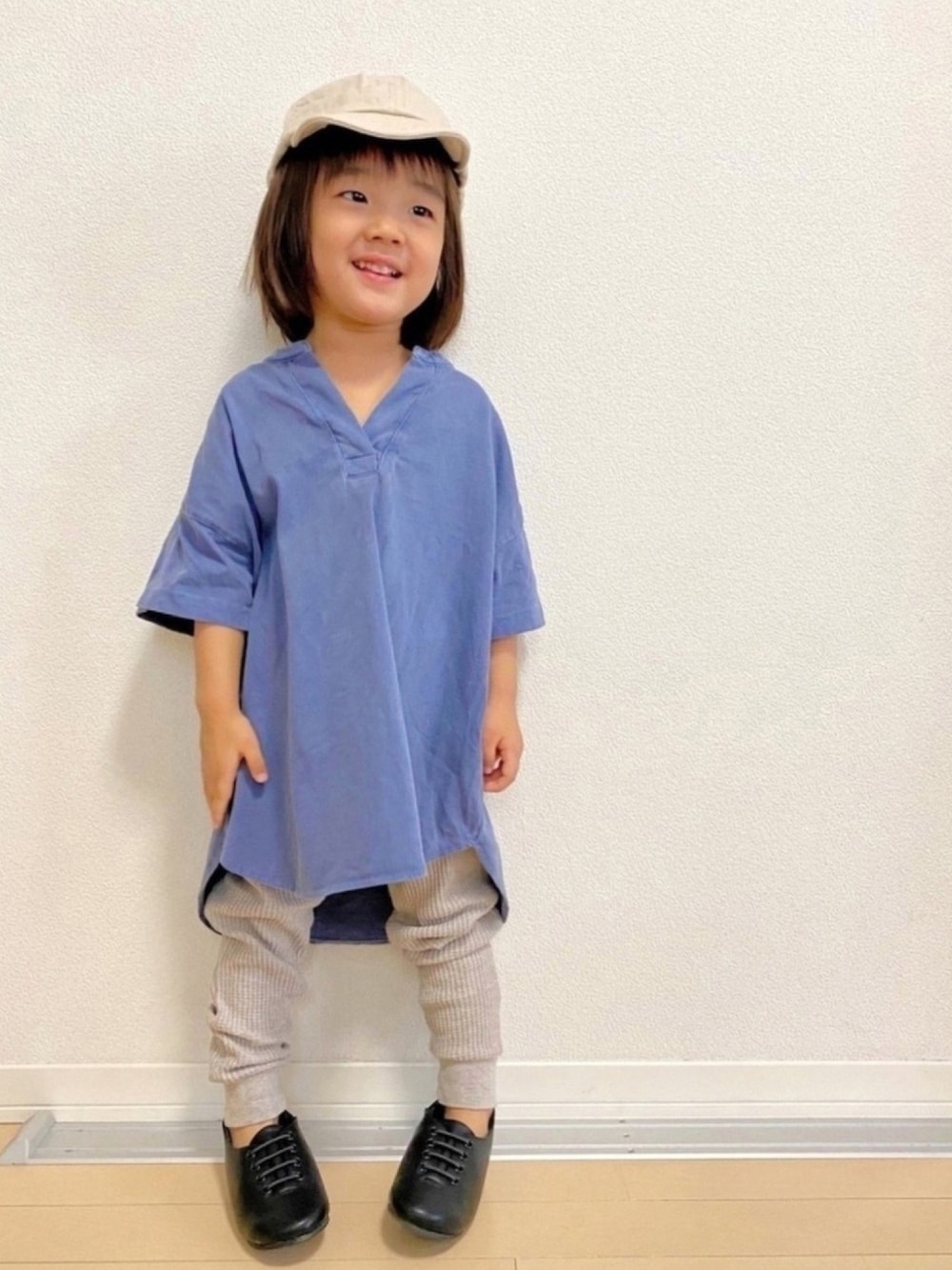 「3歳、女の子、キッズコーデ、ciaopanicTYPY、LOWRYS FARM、antiqua、キャップ、レースアップシューズ」｜「CIAOPANIC TYPYのHOLIDAY刺繍キャップ（キャップ、ベージュ系）」を使った、ニコとコハさん（キッズ・90cm）の秋コーディネートの1枚目の写真