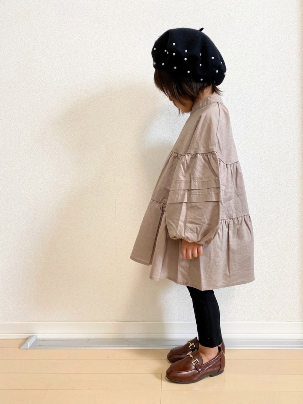 「3歳、女の子、キッズコーデ、ベレー帽、ティアードブラウス、ティアードチュニック、黒スキニー、ローファー、ビットローファー」｜「ZARA KIDSのアイテム（ハンチング/ベレー帽、ブラック系）」を使った、ニコとコハさん（キッズ・90cm）の秋コーディネートの1枚目の写真