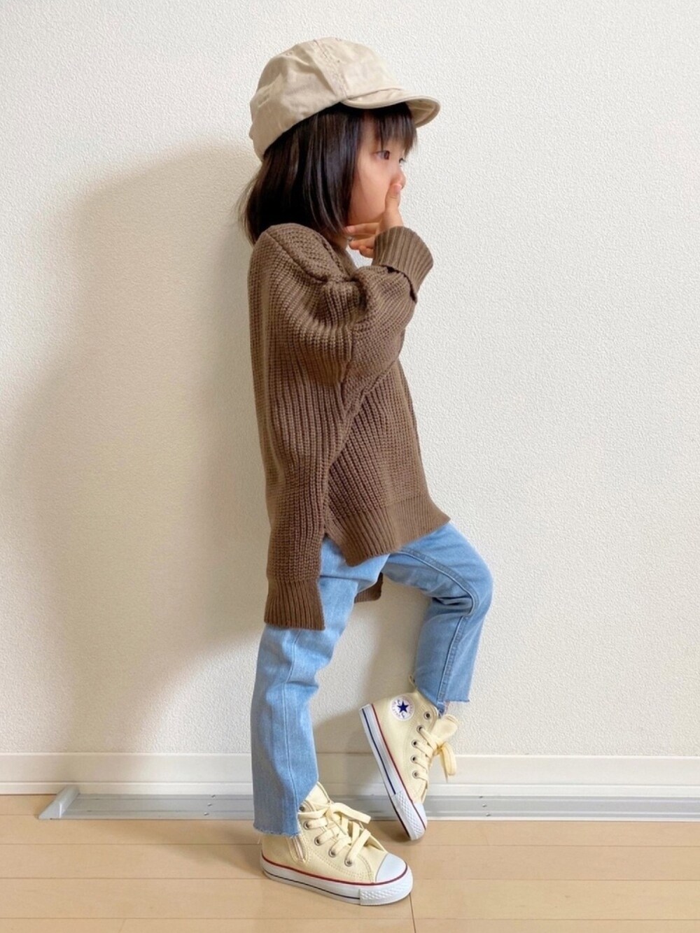 「3歳、女の子、キッズコーデ、キャップ、ニット、デニム、コンバース」｜「CIAOPANIC TYPYのHOLIDAY刺繍キャップ（キャップ、ベージュ系）」を使った、ニコとコハさん（キッズ・90cm）の秋コーディネートの1枚目の写真