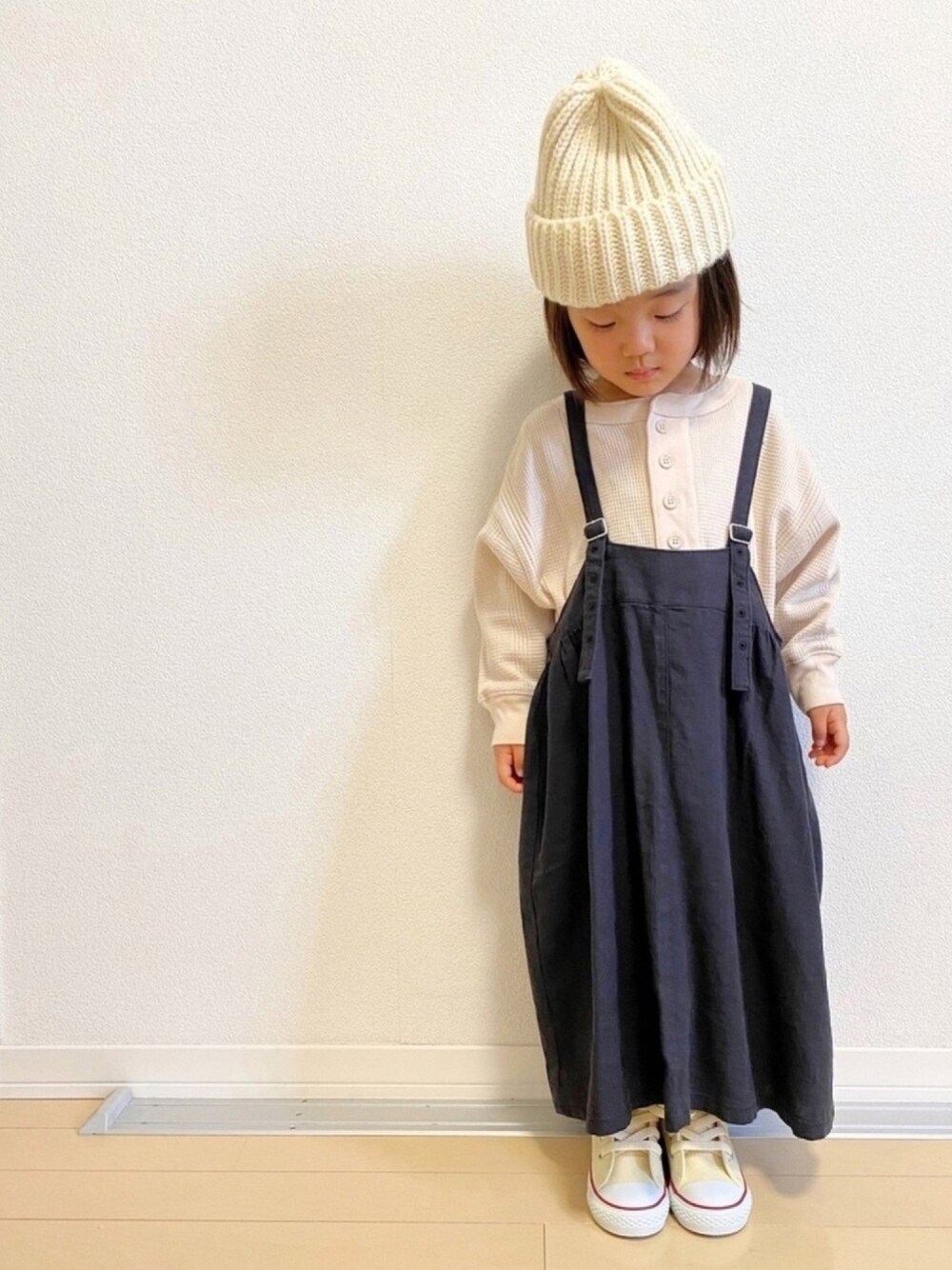 「3歳、女の子、キッズコーデ、ニット帽、ジャンパースカート、ヘンリーネック、コンバース」｜「HIGHLAND 2000の別注【HIGHLAND 2000 / ハイランド2000】WOOL Rib Bobbycap（ニットキャップ/ビーニー、ホワイト系）」を使った、ニコとコハさん（キッズ・90cm）の秋コーディネートの1枚目の写真