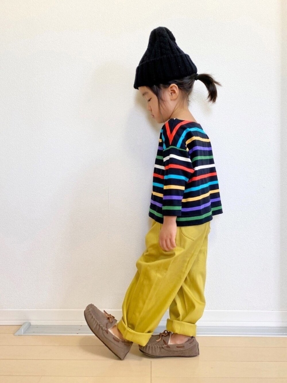 「3歳、女の子、キッズコーデ、ニット帽、ボーダー、カーブパンツ、モカシン」｜「recaの2タイプニット帽（ニットキャップ/ビーニー、ブラック系）」を使った、ニコとコハさん（キッズ・90cm）の秋コーディネートの1枚目の写真