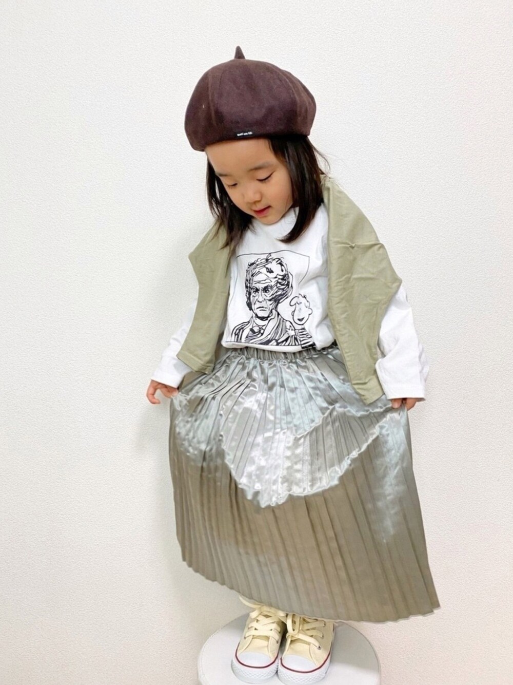 グリーン系のTシャツ/カットソー、ホワイト系のTシャツ/カットソー、グリーン系のスカートを着用したキッズの春コーディネートの1枚目の写真