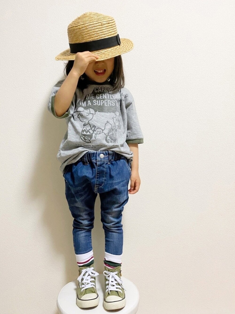 グレー系のTシャツ/カットソー、ブルー系のデニムパンツ、その他のその他を着用したキッズの春コーディネートの1枚目の写真