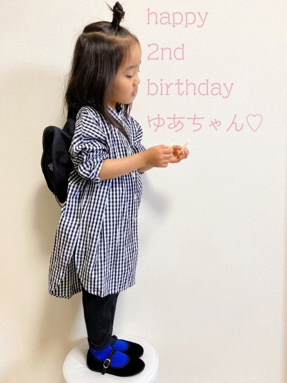「3歳、女の子、キッズコーデ、ギンガムチェック、ブラックデニム、バレエシューズ、ウエストポーチ」｜「antiquaのこれだけで？キッズの可愛いをイージーに叶える。ギンガムシャツ（シャツ/ブラウス、ブラック系）」を使った、ニコとコハさん（キッズ・100cm）の春コーディネートの1枚目の写真