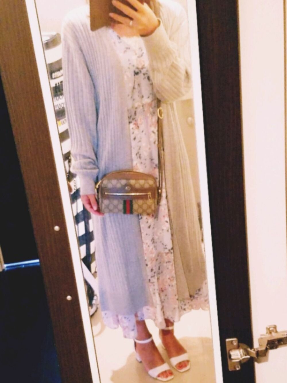 ホワイト系のサンダル、その他のショルダーバッグ、グレー系のカーディガン/ボレロを着用したレディースの夏コーディネートの1枚目の写真