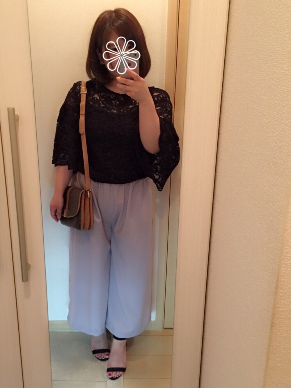 ブラック系のTシャツ/カットソー、ブラウン系のショルダーバッグ、グレー系のその他パンツを着用したレディースの夏コーディネートの1枚目の写真