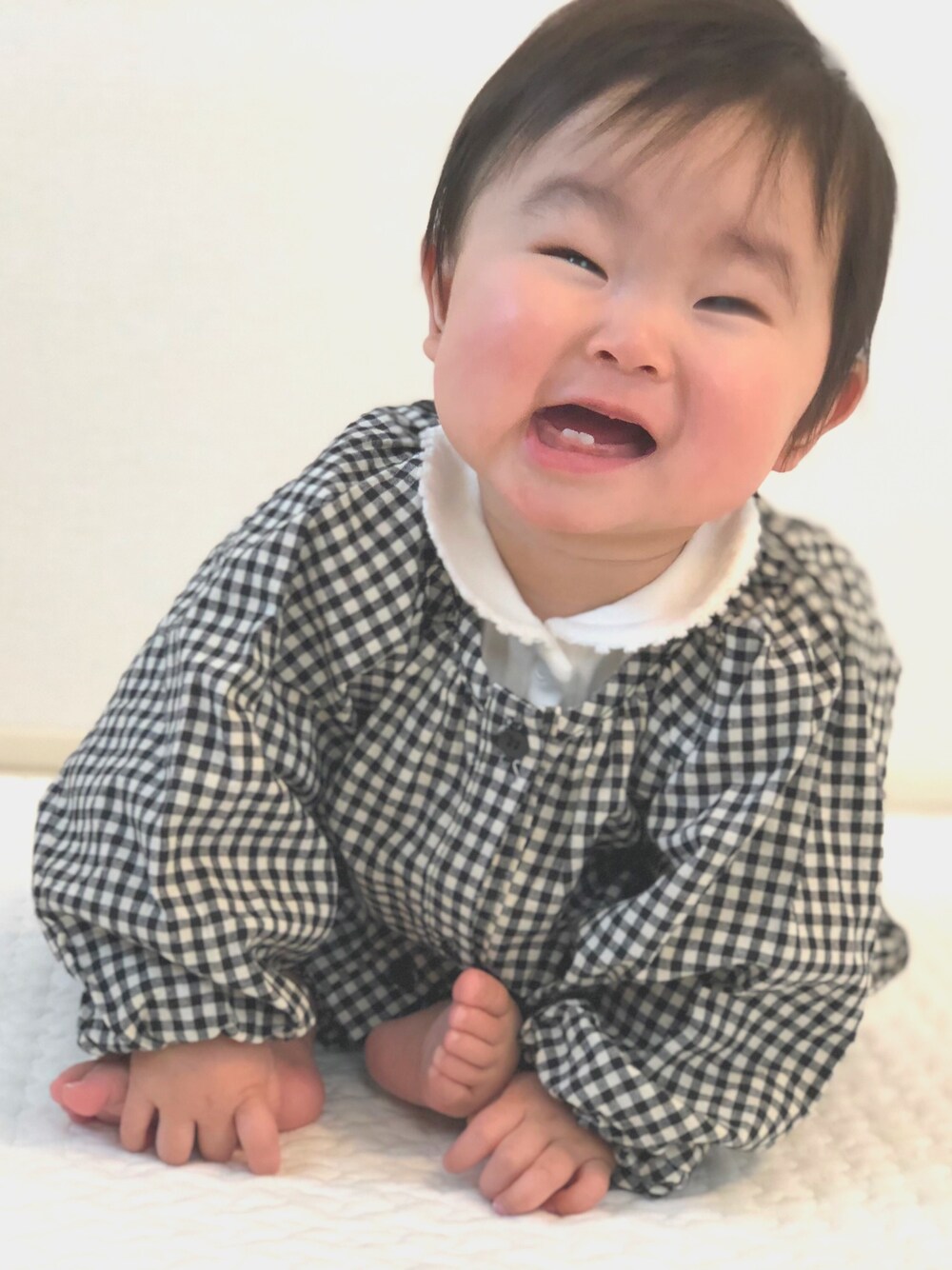 ホワイト系のロンパース、ブラック系のロンパースを着用したキッズの春コーディネートの1枚目の写真