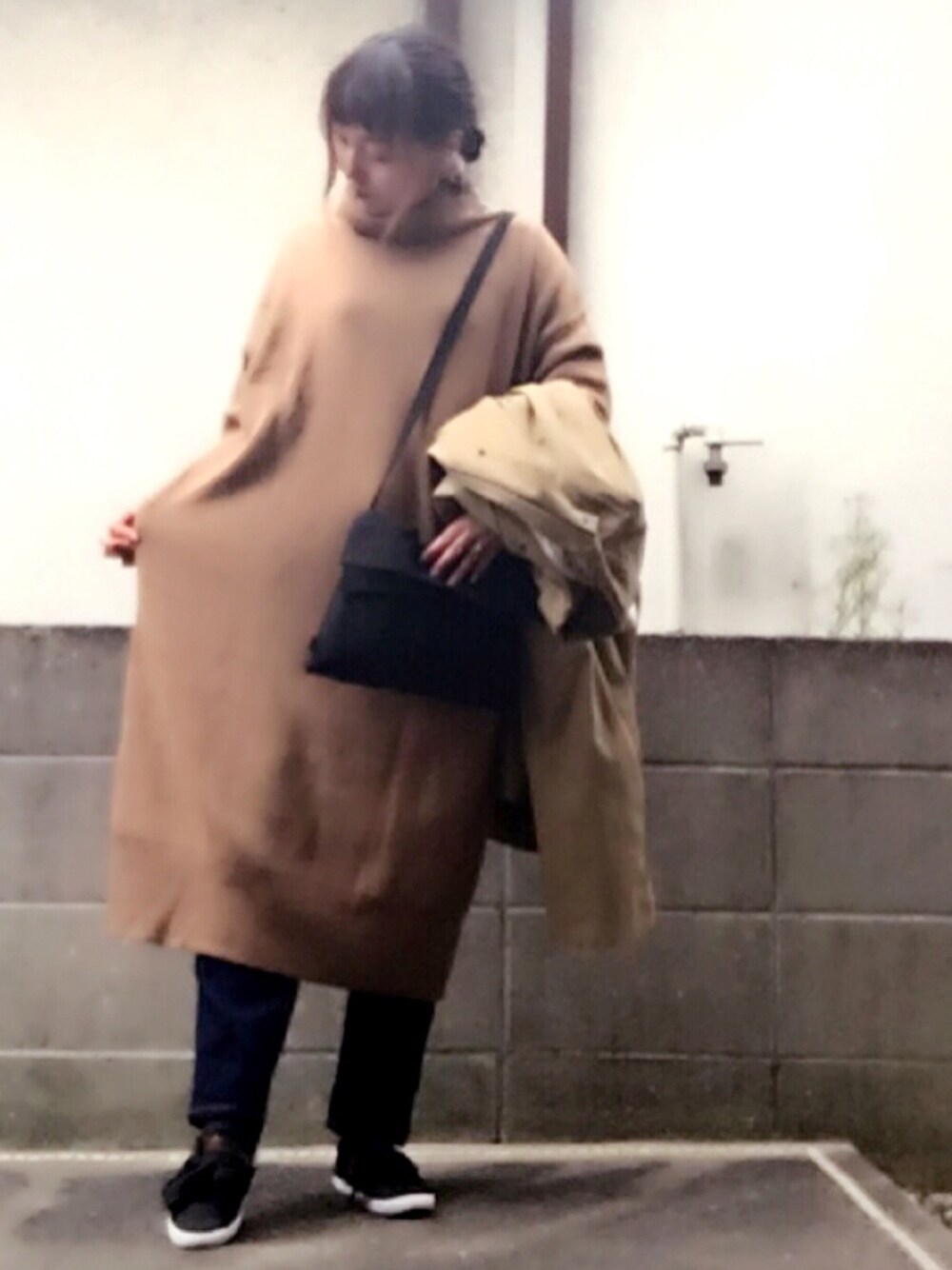 ベージュ系のその他アウター、ベージュ系のワンピース、ブルー系のデニムパンツを着用したレディースの冬コーディネートの1枚目の写真