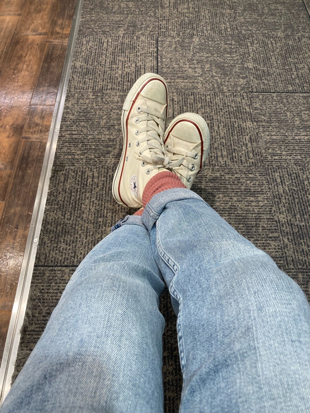 「休日スタイル、converse、levi’s、春」｜「靴下屋のアイテム（ソックス/靴下、ピンク系）」を使った、まつこさん（レディース・160cm）の冬コーディネートの1枚目の写真