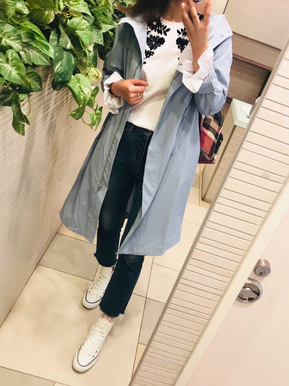 「カジュアルコーデ、シンプルコーデ、スニーカーコーデ、アウター、ZARA、白スニーカー、コンバース、リュック」｜「URBAN RESEARCHの UR アスレジャーフード付コート（モッズコート、ブルー系）」を使った、Fangさん（レディース・164cm）の秋コーディネートの1枚目の写真