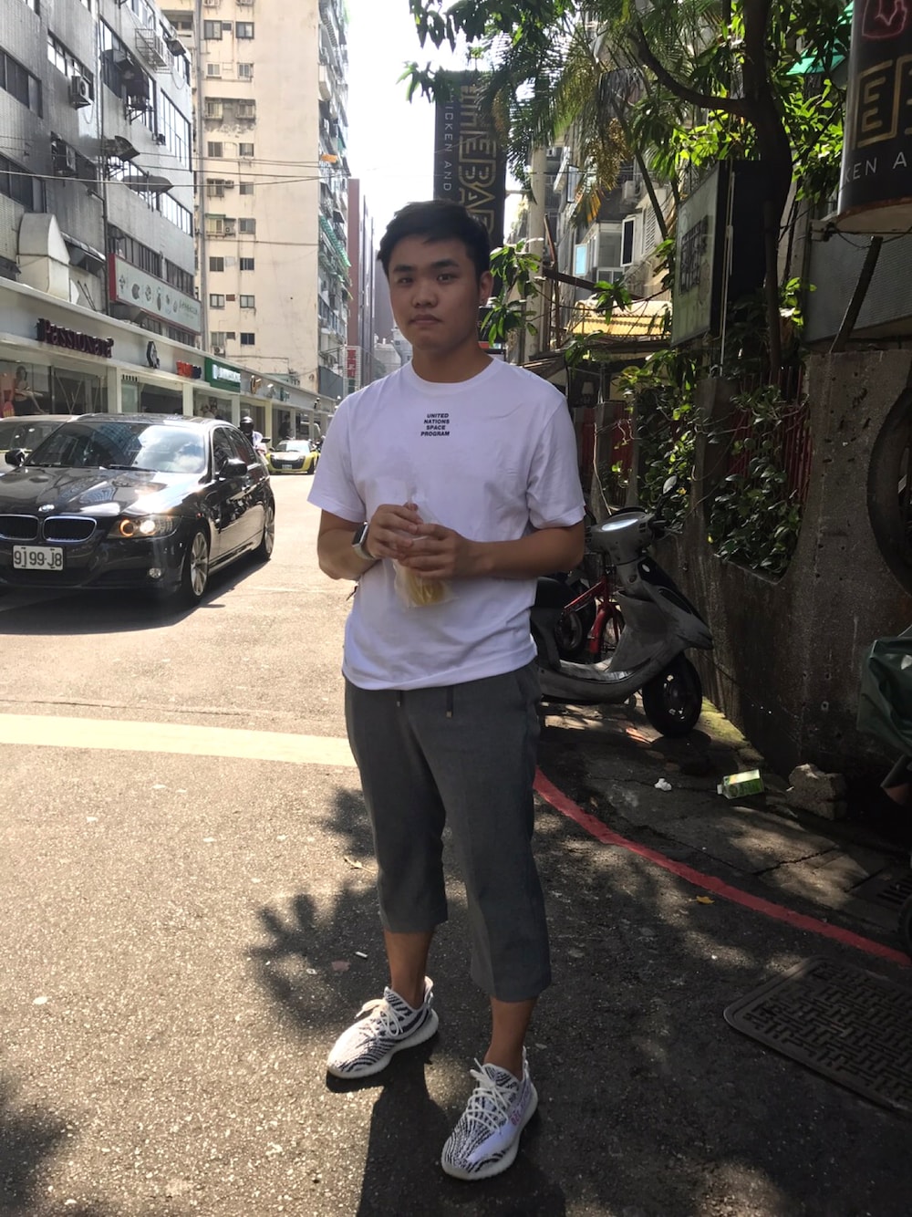「CLOTのアイテム（Tシャツ/カットソー、ホワイト系）」を使った、JJ杰さん（メンズ・175cm）の夏コーディネートの1枚目の写真