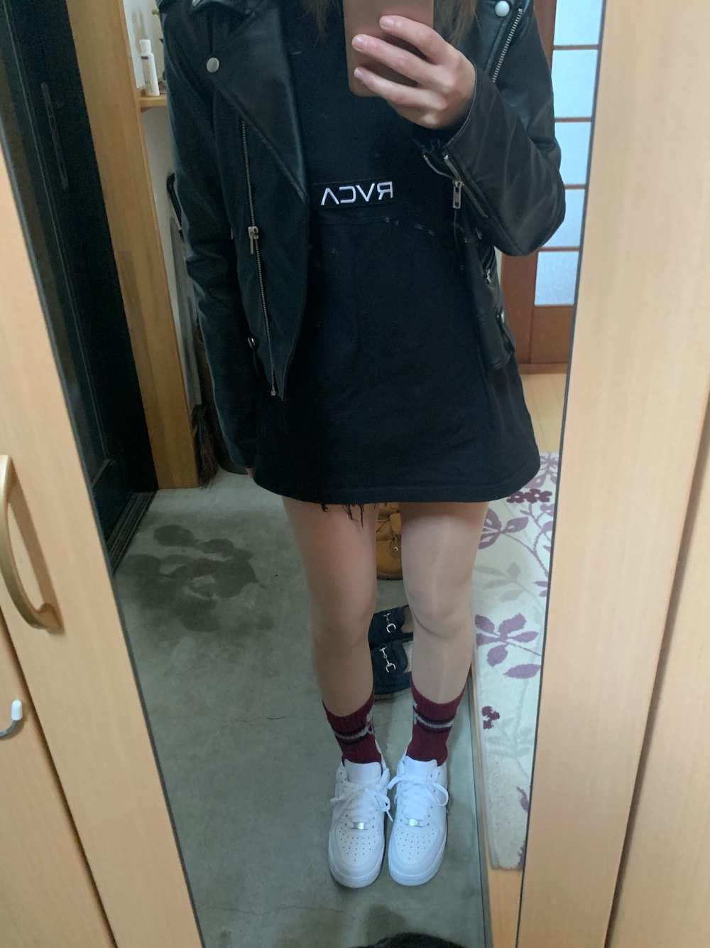 「RVCAのアイテム（Tシャツ/カットソー、ブラック系）」を使った、まーさんさん（レディース・157cm）の冬コーディネートの1枚目の写真