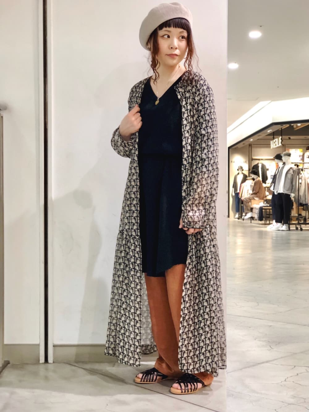 「大人カジュアル、シャツワンピース、モノトーン、サーマル、ワンピース、サテンパンツ、レイヤードスタイル、サンダル、レザーサンダル、uncut bound」｜「audrey and john wadのAudrey and John Wad(オードリーアンドジョンワッド) 楊柳シフォンロングワンピース（ワンピース、ブラック系）」を使った、キムラアスミさん（レディース・156cm）の春コーディネートの1枚目の写真