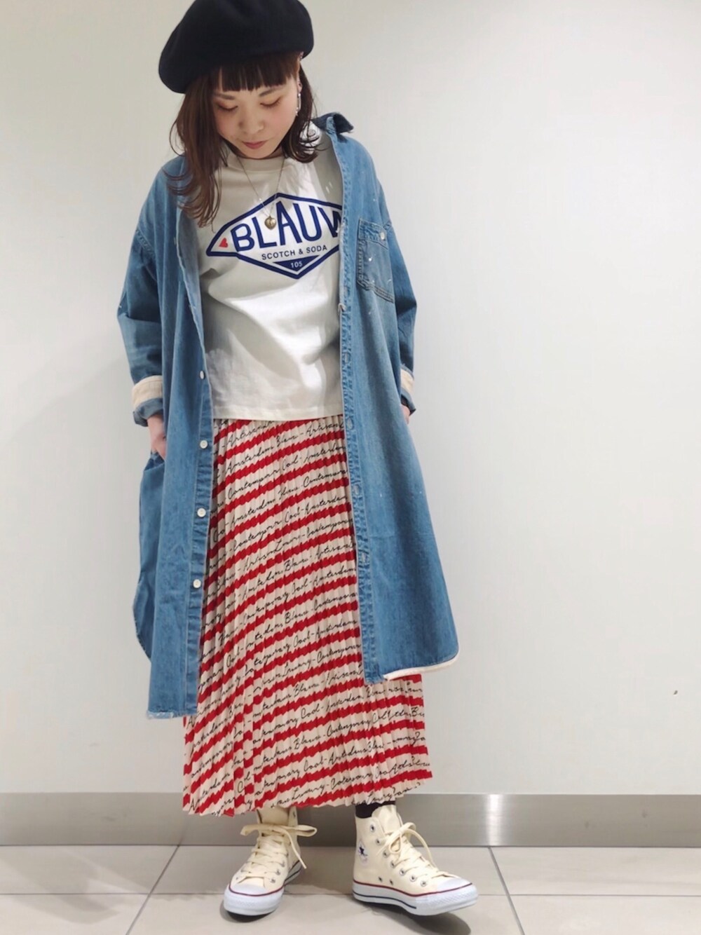 「大人カジュアル、春コーデ、プリーツスカート、スニーカーコーデ、scotch&soda、uncut bound」｜「RinajourのRinajour(リナジュール)  デニムシャツワンピース（シャツワンピース、ブルー系）」を使った、キムラアスミさん（レディース・156cm）の春コーディネートの1枚目の写真