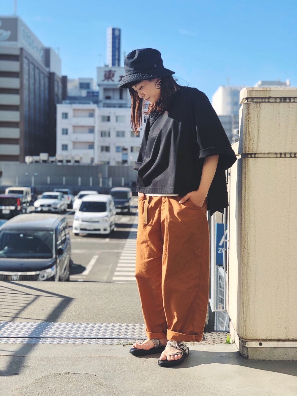 「サンダル、夏コーデ、カジュアルコーデ、ゆるコーデ、Johnbull Private labo、ラップパンツ、uncut bound」｜「Johnbull Private laboのアイテム（Tシャツ/カットソー、ブラック系）」を使った、キムラアスミさん（レディース・156cm）の夏コーディネートの1枚目の写真