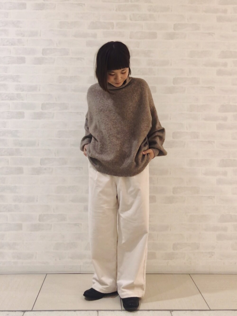 「ニット、ハイネック、タートルネックニット、ワイドパンツ、コーデュロイ、Johnbull Private labo、uncut bound」｜「LOROのアイテム（ニット/セーター、ベージュ系）」を使った、キムラアスミさん（レディース・156cm）の冬コーディネートの1枚目の写真