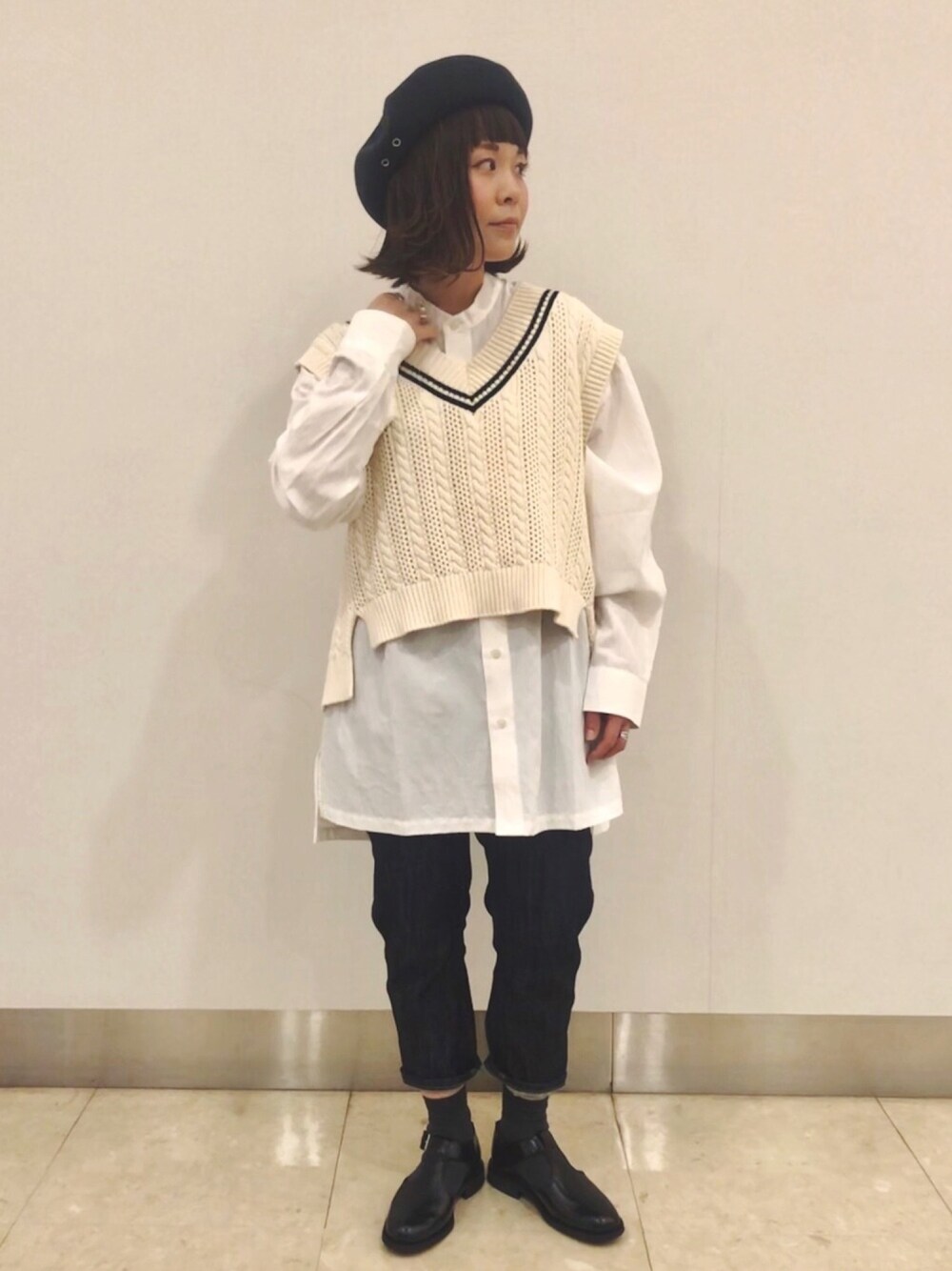 「シンプル、カジュアルコーデ、ノーカラーシャツ、ベスト、チルデンニット、春カラー、デニム、uncut bound、johnbull」｜「STAMBLYのアイテム（ベスト、ベージュ系）」を使った、キムラアスミさん（レディース・156cm）の春コーディネートの1枚目の写真