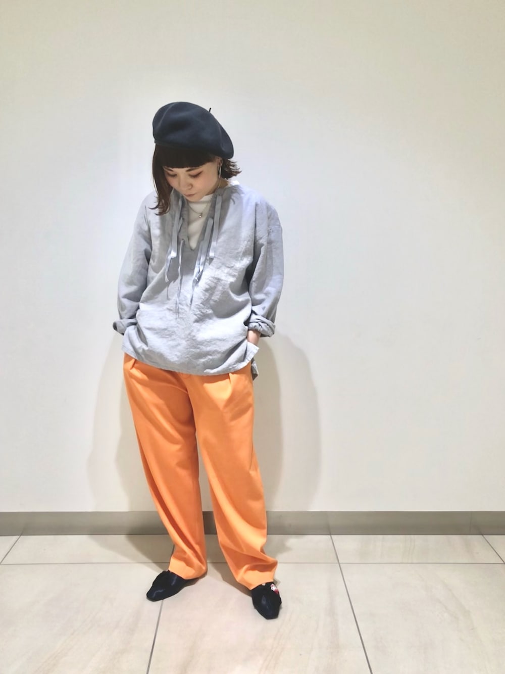 「主役はカラーパンツ、休日コーデ、ゆるコーデ、春、カジュアル、johnbull、uncut bound」｜「Johnbullのコットンリネンリボンプルオーバー（シャツ/ブラウス、グレー系）」を使った、キムラアスミさん（レディース・156cm）の春コーディネートの1枚目の写真