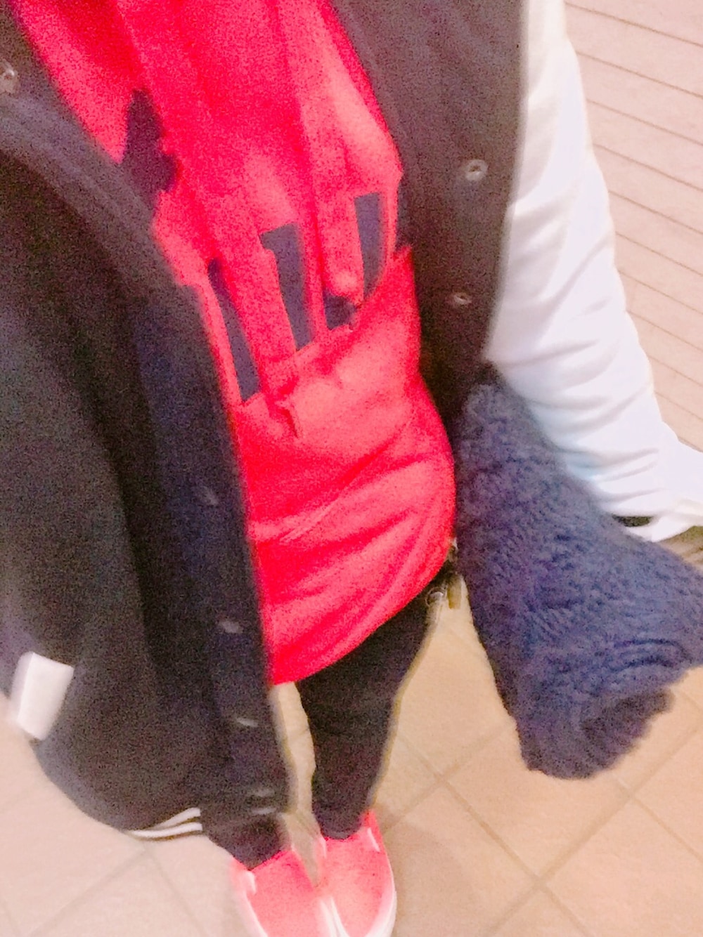 「ニットクラッチ、GU、オレンジ色の靴、オレンジ色のパーカー、体育大生」｜「GUのアイテム（クラッチバッグ、ブルー系）」を使った、なむ。さん（レディース・151cm）の冬コーディネートの1枚目の写真